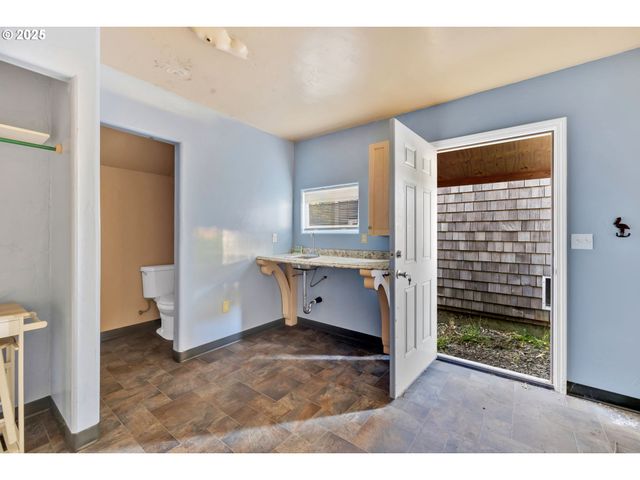 1340 Nw 15TH St, Lincoln City, OR 97367