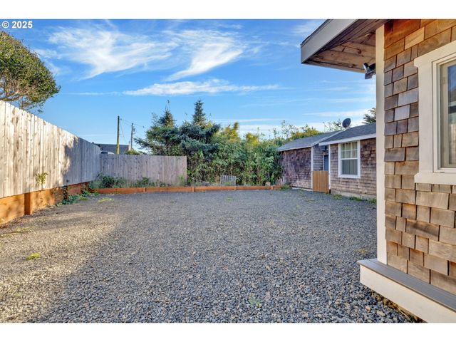 1340 Nw 15TH St, Lincoln City, OR 97367