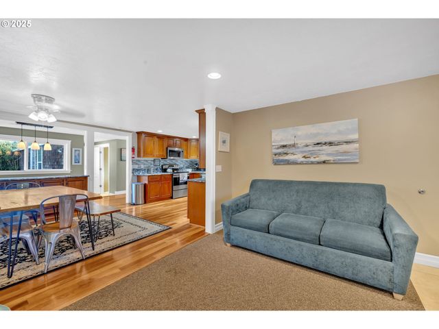 1340 Nw 15TH St, Lincoln City, OR 97367