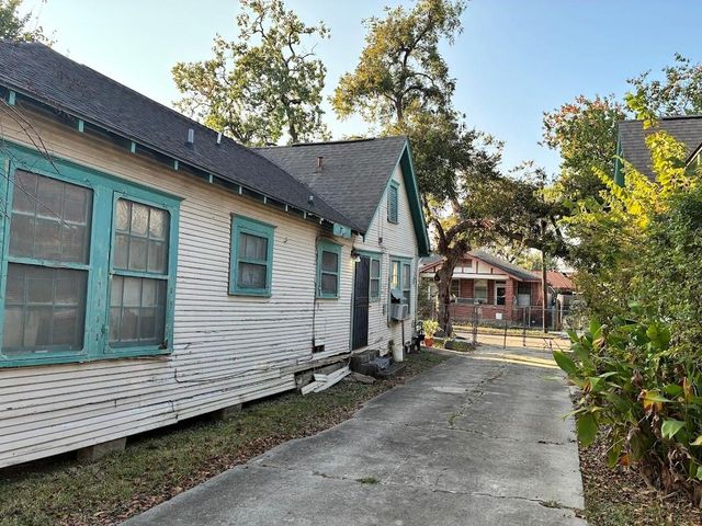 305 Eastwood Street, Houston, TX 77011
