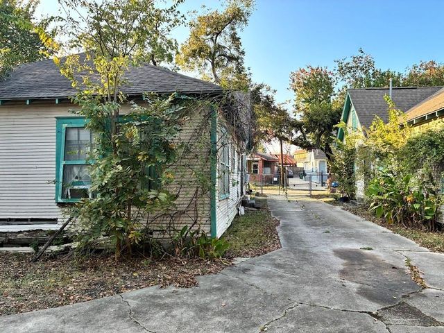 305 Eastwood Street, Houston, TX 77011