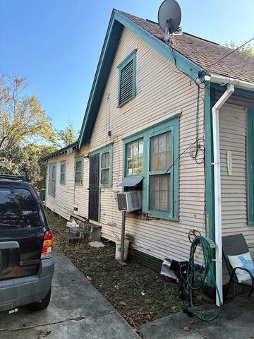 305 Eastwood Street, Houston, TX 77011