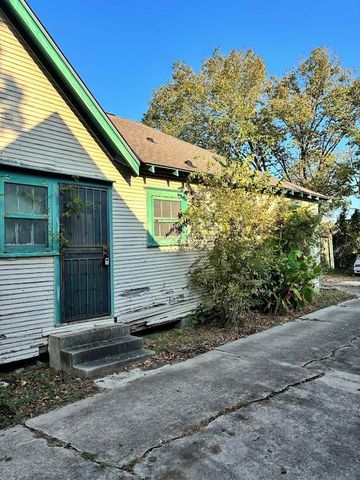 305 Eastwood Street, Houston, TX 77011