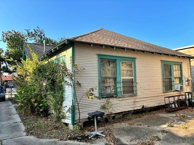 305 Eastwood Street, Houston, TX 77011