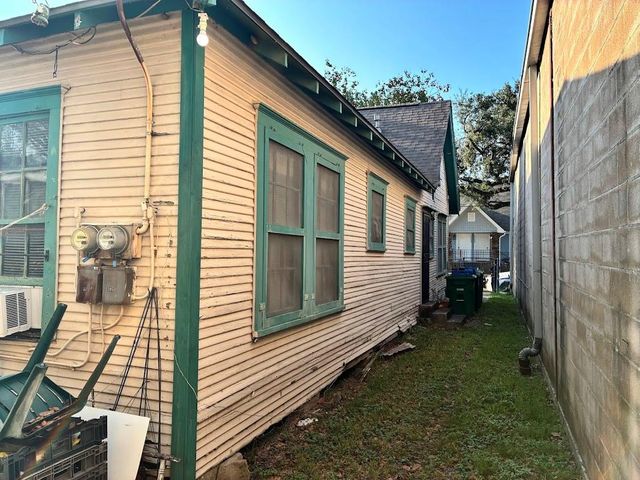 305 Eastwood Street, Houston, TX 77011