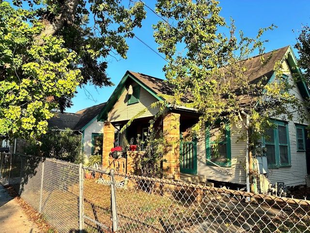 305 Eastwood Street, Houston, TX 77011