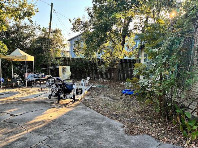 305 Eastwood Street, Houston, TX 77011