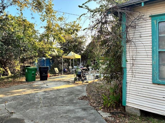 305 Eastwood Street, Houston, TX 77011