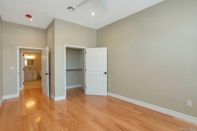 10 Wall Street 4, Huntington, NY 11743