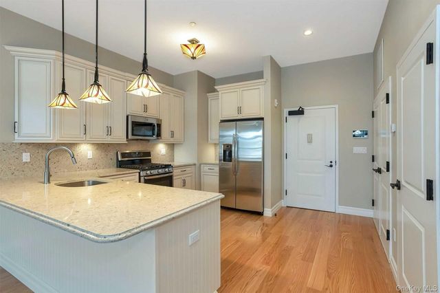 10 Wall Street 4, Huntington, NY 11743