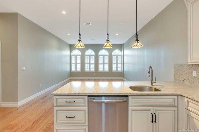 10 Wall Street 4, Huntington, NY 11743