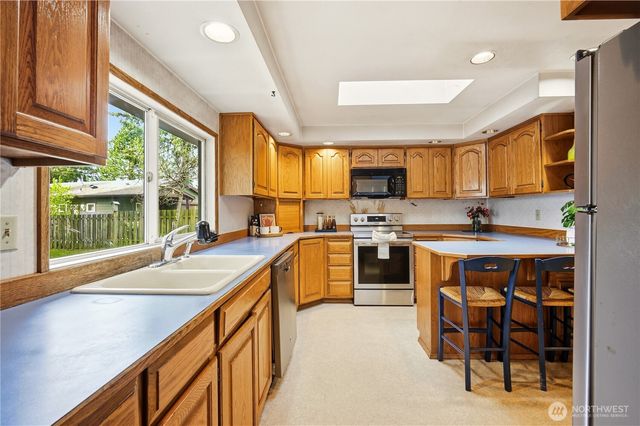 1409 N 135th Pl, Seattle, WA 98133