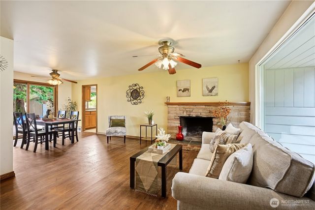 1409 N 135th Pl, Seattle, WA 98133