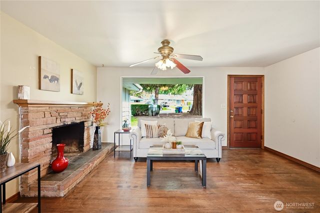 1409 N 135th Pl, Seattle, WA 98133