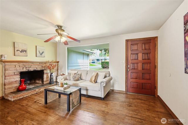 1409 N 135th Pl, Seattle, WA 98133