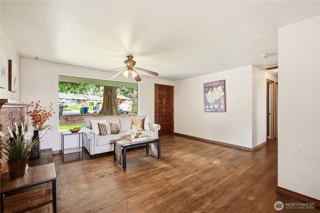 1409 N 135th Pl, Seattle, WA 98133