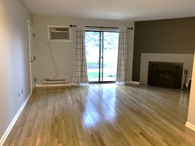 446 E Osage Lane 1A, Palatine, IL 60074