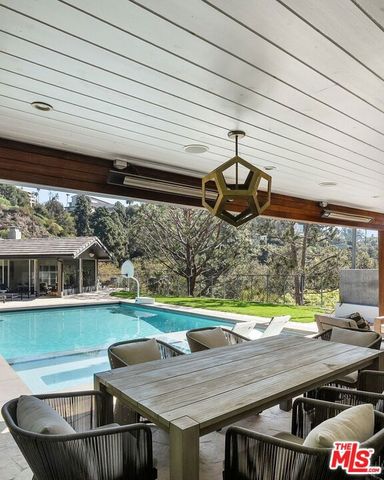 1255 N Bundy Drive, Los Angeles, CA 90049