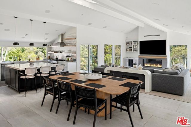 1255 N Bundy Drive, Los Angeles, CA 90049