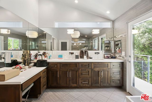 1255 N Bundy Drive, Los Angeles, CA 90049