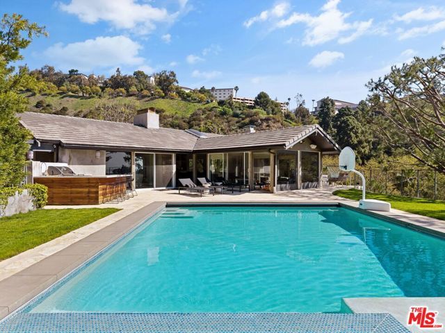 1255 N Bundy Drive, Los Angeles, CA 90049