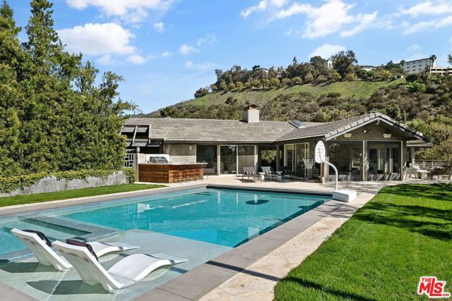 1255 N Bundy Drive, Los Angeles, CA 90049