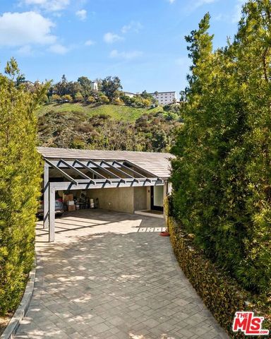 1255 N Bundy Drive, Los Angeles, CA 90049