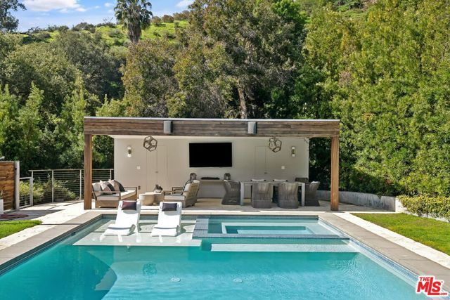 1255 N Bundy Drive, Los Angeles, CA 90049