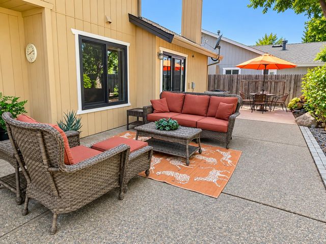 1332 Pilgrims Dr, Roseville, CA 95747