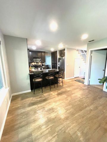 1332 Pilgrims Dr, Roseville, CA 95747