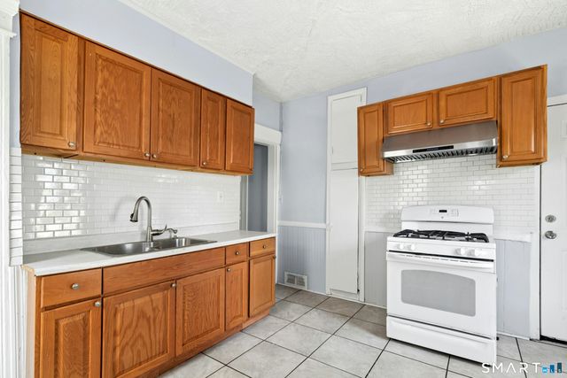 32-34 Park Terrace, Bridgeport, CT 06604