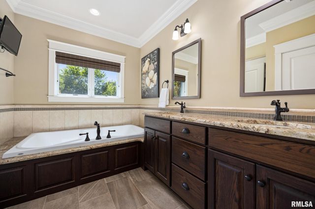 15 STREAMWOOD Court, Washington, IL 61571