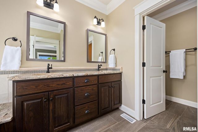 15 STREAMWOOD Court, Washington, IL 61571