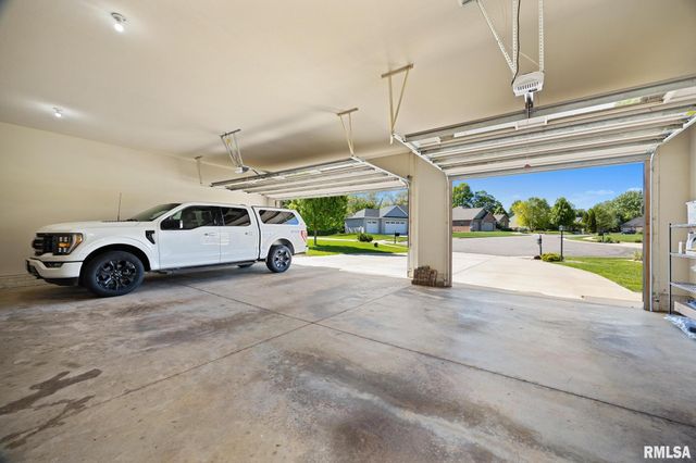 15 STREAMWOOD Court, Washington, IL 61571