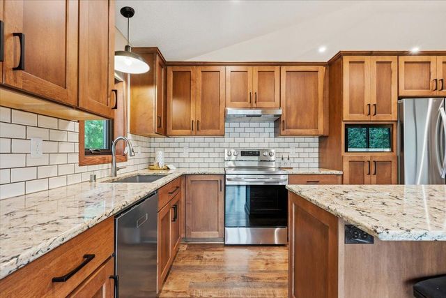 8821 Rainier Court, Woodbury, MN 55125