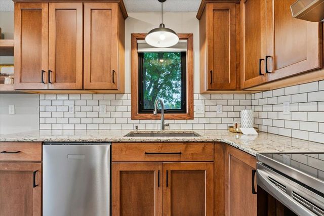 8821 Rainier Court, Woodbury, MN 55125
