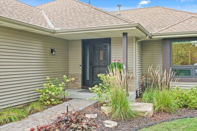 8821 Rainier Court, Woodbury, MN 55125