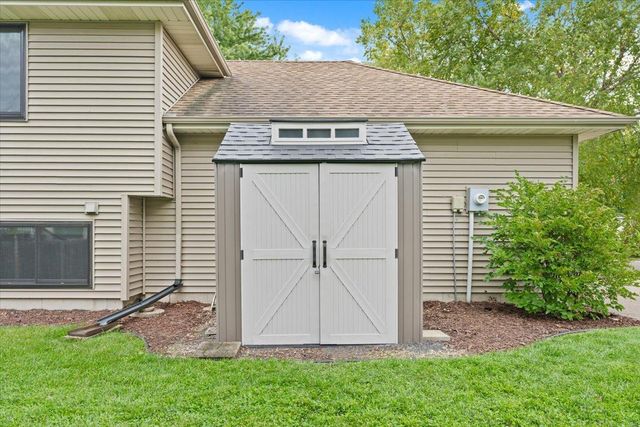 8821 Rainier Court, Woodbury, MN 55125
