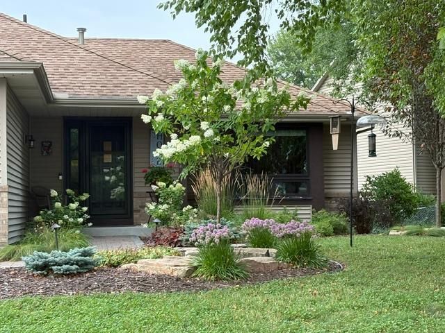 8821 Rainier Court, Woodbury, MN 55125