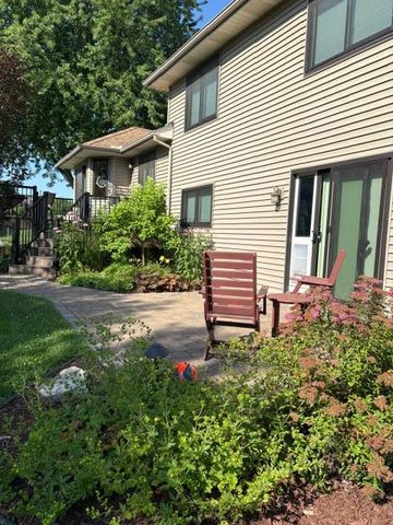 8821 Rainier Court, Woodbury, MN 55125