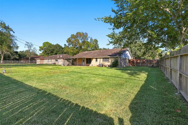 1906 Kings Lane, Alvin, TX 77511