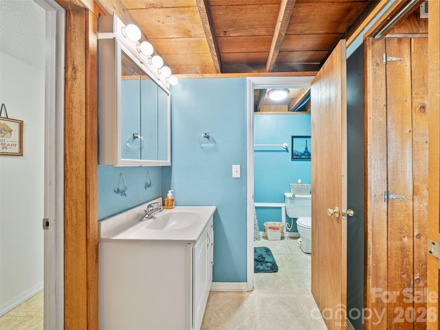 137 Mountain Farm Road, Burnsville, NC 28714