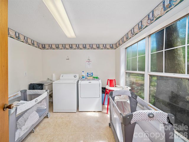 137 Mountain Farm Road, Burnsville, NC 28714