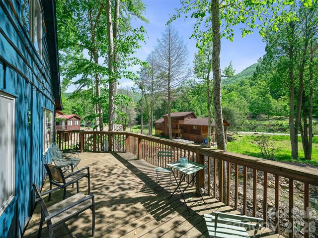 137 Mountain Farm Road, Burnsville, NC 28714
