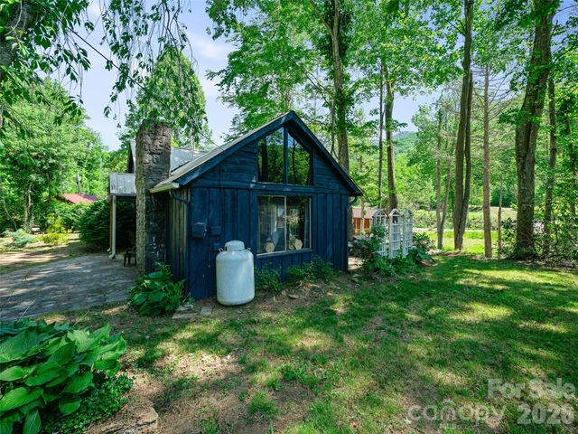 137 Mountain Farm Road, Burnsville, NC 28714