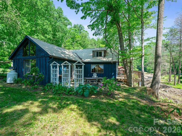 137 Mountain Farm Road, Burnsville, NC 28714