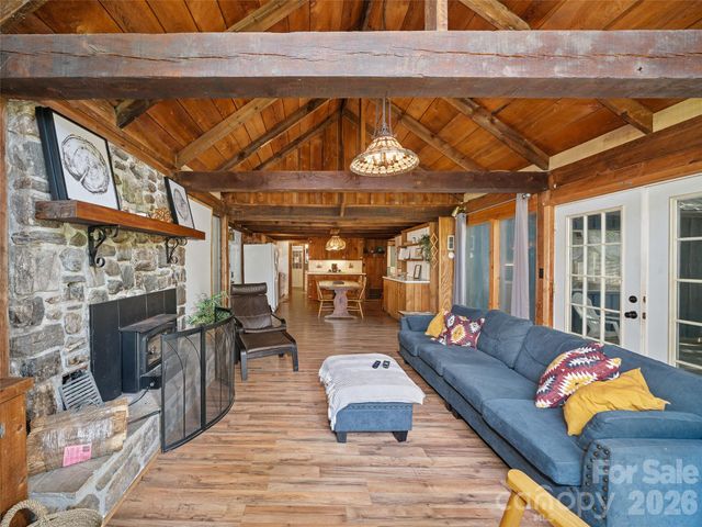 137 Mountain Farm Road, Burnsville, NC 28714