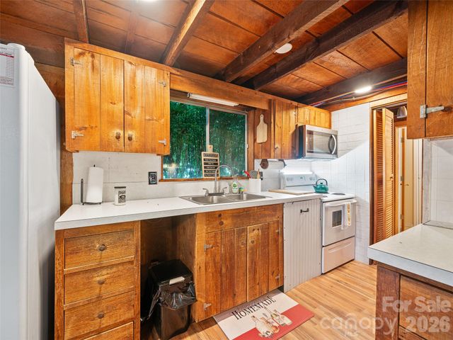 137 Mountain Farm Road, Burnsville, NC 28714