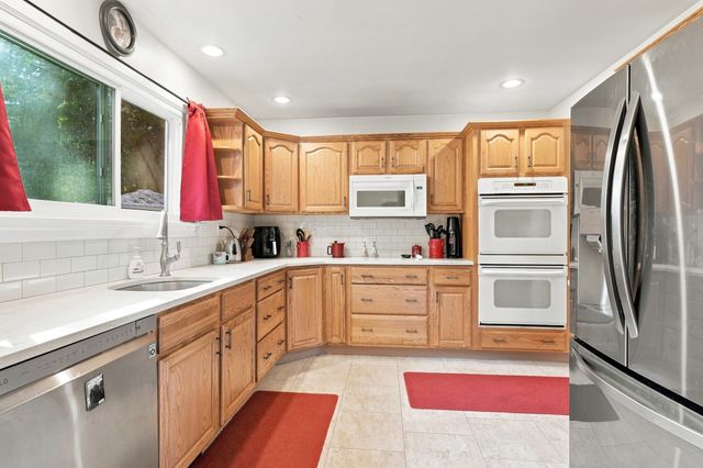 17 Longmeadow St, Longmeadow, MA 01106