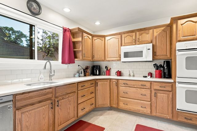 17 Longmeadow St, Longmeadow, MA 01106